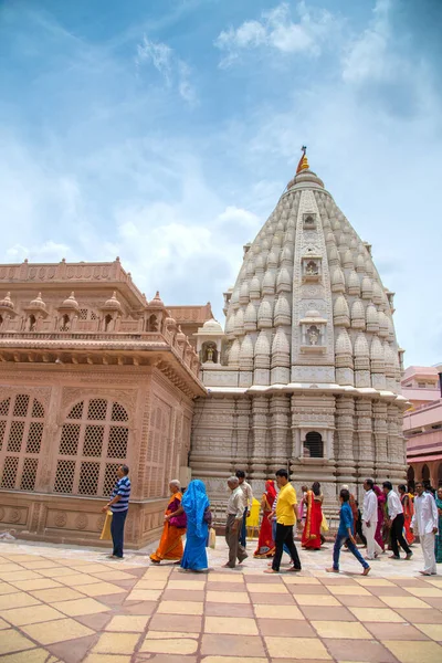2017 년 7 월 10 일에 확인 함 . shegaon, Maharashtra, India (2017 년 7 월 10 일 ): Unidentified people visit and besives at SHRI saint gajanan maharaj sansthan temple. 이 신전 과 안 나 사 갈은 셰르 가온의 관광 명소 다 — 스톡 사진