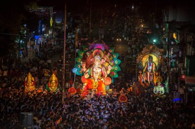 Amravati, Maharashtra, Hindistan - 27 Eylül 2018: Ganesha festivali sırasında Hindu Tanrısı Ganesha 'yı suya daldırmak için taşıyan bir kalabalık. Yıllık festival.