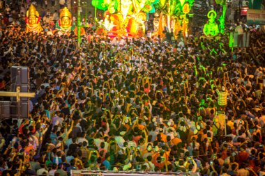 Amravati, Maharashtra, Hindistan - 27 Eylül 2018: Ganesha festivali sırasında Hindu Tanrısı Ganesha 'yı suya daldırmak için taşıyan bir kalabalık. Yıllık festival.