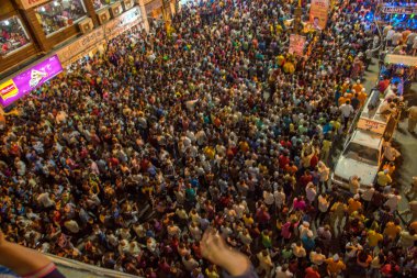 Amravati, Maharashtra, Hindistan - 27 Eylül 2018: Ganesha festivali sırasında Hindu Tanrısı Ganesha 'yı suya daldırmak için taşıyan bir kalabalık. Yıllık festival.