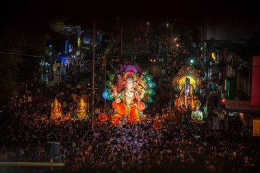 Amravati, Maharashtra, Hindistan - 27 Eylül 2018: Ganesha festivali sırasında Hindu Tanrısı Ganesha 'yı suya daldırmak için taşıyan bir kalabalık. Yıllık festival.