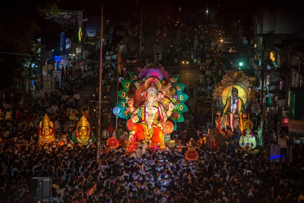 Amravati, Maharashtra, Indie - 27 września 2018: Tłum niezidentyfikowanych ludzi niosących hinduskiego Boga Ganeshę na zanurzenie w zbiornikach wodnych podczas festiwalu Ganesha. Doroczny festiwal. — Zdjęcie stockowe