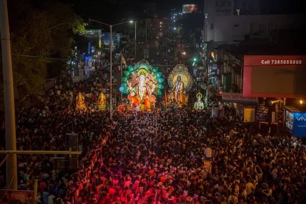 Amravati, Maharashtra, Indie - 27 września 2018: Tłum niezidentyfikowanych ludzi niosących hinduskiego Boga Ganeshę na zanurzenie w zbiornikach wodnych podczas festiwalu Ganesha. Doroczny festiwal. — Zdjęcie stockowe