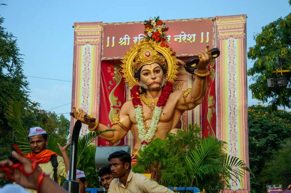 AMRAVATI, MAHARASHTRA, INDIA - 27 SEPTEMBER 2018: Mængde af uidentificerede mennesker, der slår traditionelle trommer foran hanuman idol under optoget af nedsænkning Ganesh. Ganesh Chaturthi festival . - Stock-foto