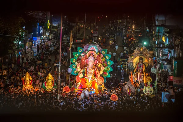 Amravati, Maharashtra, Hindistan - 27 Eylül 2018: Ganesha festivali sırasında Hindu Tanrısı Ganesha 'yı suya daldırmak için taşıyan bir kalabalık. Yıllık festival. — Stok fotoğraf