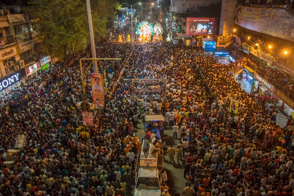 Amravati, Maharashtra, Indie - 27 września 2018: Tłum niezidentyfikowanych ludzi niosących hinduskiego Boga Ganeshę na zanurzenie w zbiornikach wodnych podczas festiwalu Ganesha. Doroczny festiwal. — Zdjęcie stockowe