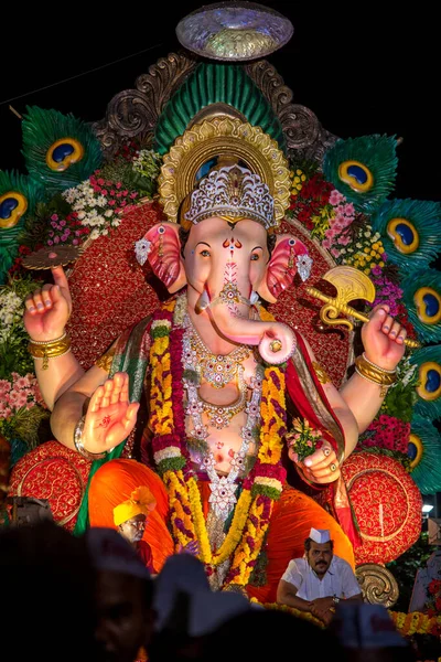 Amravati，Maharashtra，印度- 2018年9月27日：一群身份不明的人携带印度教神Ganesha（英语：Hindu God Ganesha）在Ganesha节期间浸入水体。 年度节庆. — 图库照片