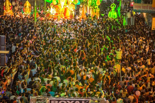 AMRAVATI, MAHARASHTRA, INDIA - 27 SEPTEMBER 2018: Crowd of unidentified people carrying Hindu God Ganesha for immersion to water bodies during Ganesha festival. Annual festival. — Stock Photo, Image