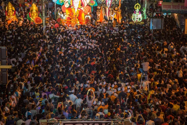 Amravati, Maharashtra, Indie - 27 września 2018: Tłum niezidentyfikowanych ludzi niosących hinduskiego Boga Ganeshę na zanurzenie w zbiornikach wodnych podczas festiwalu Ganesha. Doroczny festiwal. — Zdjęcie stockowe