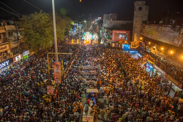Amravati, Maharashtra, Indie - 27 września 2018: Tłum niezidentyfikowanych ludzi niosących hinduskiego Boga Ganeshę na zanurzenie w zbiornikach wodnych podczas festiwalu Ganesha. Doroczny festiwal. — Zdjęcie stockowe