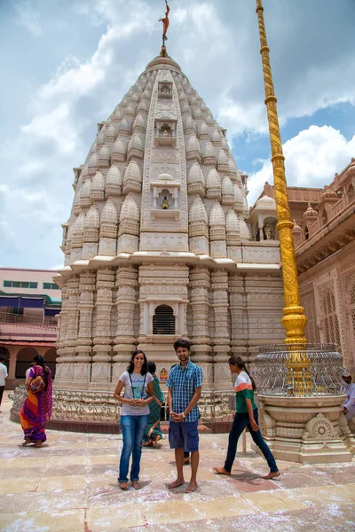 Shegaon, Maharashtra, Indien, 10 juli 2017: Oidentifierade människor besöker och dyrkar Shri Saint Gajanan Maharaj Sansthan Temple. Detta tempel och Anand Sagar är turistattraktion plats Shegaon — Stockfoto