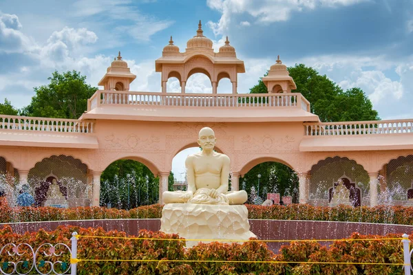 SHEGAON, MAHARASHTRA, INDIA, 10 JULIO 2017: una maravilla arquitectónica en Anand Sagar Shri Saint Gajanan Maharaj Sansthan. Anand Sagar es lugar de atracción turística de Shegaon — Foto de Stock