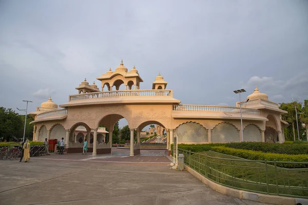 Shegaon, Maharashtra, India, 10 July 2017: Unidentified tourist enjoying an architecture wonder at Anand Sagar Shri Saint Gajanan Maharaj Sansthan. 阿南萨加尔是谢冈的旅游胜地 — 图库照片