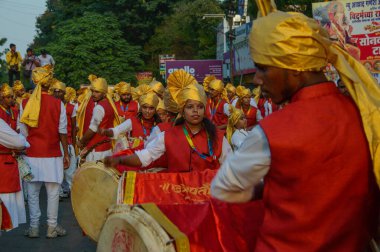 Amravati, Maharashtra, Hindistan - 27 Eylül 2018: Ganesha festivali sırasında bateri ve müzik eşliğinde Hindu Tanrısı Ganesha 'yı taşıyan bir kalabalık. Yıllık festival.