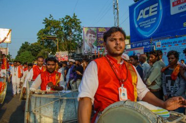Amravati, Maharashtra, Hindistan - 27 Eylül 2018: Ganesha festivali sırasında bateri ve müzik eşliğinde Hindu Tanrısı Ganesha 'yı taşıyan bir kalabalık. Yıllık festival.