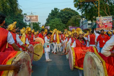 Amravati, Maharashtra, Hindistan - 27 Eylül 2018: Ganesha festivali sırasında bateri ve müzik eşliğinde Hindu Tanrısı Ganesha 'yı taşıyan bir kalabalık. Yıllık festival.