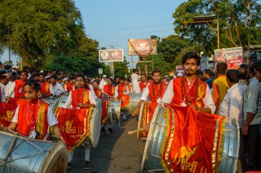 Amravati, Maharashtra, Hindistan - 27 Eylül 2018: Ganesha festivali sırasında bateri ve müzik eşliğinde Hindu Tanrısı Ganesha 'yı taşıyan bir kalabalık. Yıllık festival.