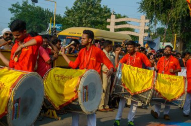 Amravati, Maharashtra, Hindistan - 27 Eylül 2018: Ganesha festivali sırasında bateri ve müzik eşliğinde Hindu Tanrısı Ganesha 'yı taşıyan bir kalabalık. Yıllık festival.
