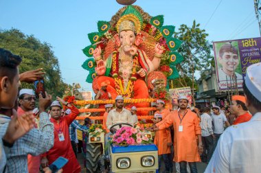 Amravati, Maharashtra, Hindistan - 27 Eylül 2018: Ganesha festivali sırasında bateri ve müzik eşliğinde Hindu Tanrısı Ganesha 'yı taşıyan bir kalabalık. Yıllık festival.