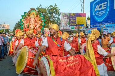 Amravati, Maharashtra, Hindistan - 27 Eylül 2018: Ganesha festivali sırasında bateri ve müzik eşliğinde Hindu Tanrısı Ganesha 'yı taşıyan bir kalabalık. Yıllık festival.