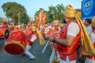 Amravati, Maharashtra, Hindistan - 27 Eylül 2018: Ganesha festivali sırasında bateri ve müzik eşliğinde Hindu Tanrısı Ganesha 'yı taşıyan bir kalabalık. Yıllık festival.