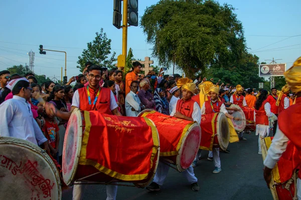 AMRAVATI, MAHARASHTRA, INDIA - 27 DE SETEMBRO DE 2018: Multidão de pessoas não identificadas carregando Deus Hindu Ganesha para imersão com tambores e música em corpos d 'água durante o festival de Ganesha. Festival anual . — Fotografia de Stock