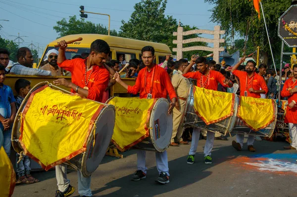 AMRAVATI, MAHARASHTRA, INDIA - 27 DE SEPTIEMBRE DE 2018: Multitud de personas no identificadas llevando al dios hindú Ganesha para su inmersión con tambores y música en cuerpos de agua durante el festival Ganesha. Festival anual . —  Fotos de Stock