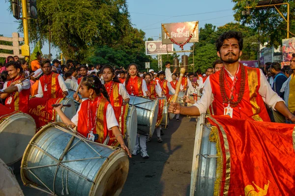 AMRAVATI, MAHARASHTRA, INDIA - 27 DE SEPTIEMBRE DE 2018: Multitud de personas no identificadas llevando al dios hindú Ganesha para su inmersión con tambores y música en cuerpos de agua durante el festival Ganesha. Festival anual . —  Fotos de Stock