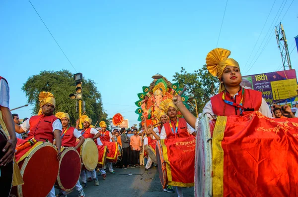 Amravati，Maharashtra，印度- 2018年9月27日：一群身份不明的人携带印度教神Ganesha，在Ganesha节期间与鼓和音乐一起浸入水体。 年度节庆. — 图库照片