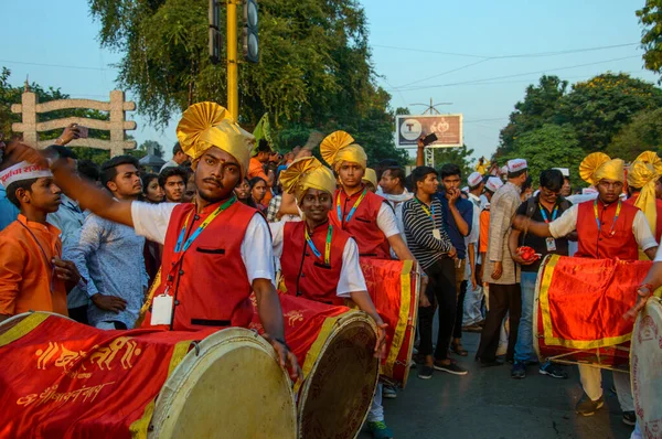 Amravati, Maharashtra, India - 27 September 2018: Πλήθος αγνώστων ατόμων που μεταφέρουν Hindu God Ganesha για εμβάπτιση με τύμπανα και μουσική σε υδάτινα σώματα κατά τη διάρκεια του φεστιβάλ Ganesha. Ετήσιο φεστιβάλ. — Φωτογραφία Αρχείου