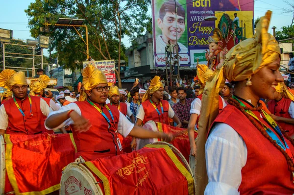Amravati, Maharashtra, India - 27 september 2018: Een menigte niet-geïdentificeerde mensen die Hindoe God Ganesha dragen voor onderdompeling met drums en muziek op waterlichamen tijdens Ganesha festival. Jaarlijks festival. — Stockfoto