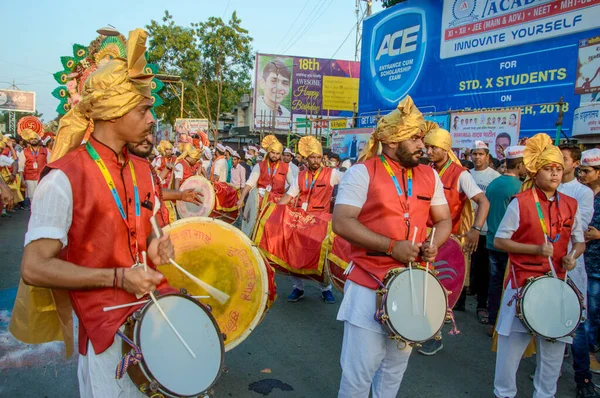 AMRAVATI, MAHARASHTRA, INDIA - 27 DE SEPTIEMBRE DE 2018: Multitud de personas no identificadas llevando al dios hindú Ganesha para su inmersión con tambores y música en cuerpos de agua durante el festival Ganesha. Festival anual . —  Fotos de Stock