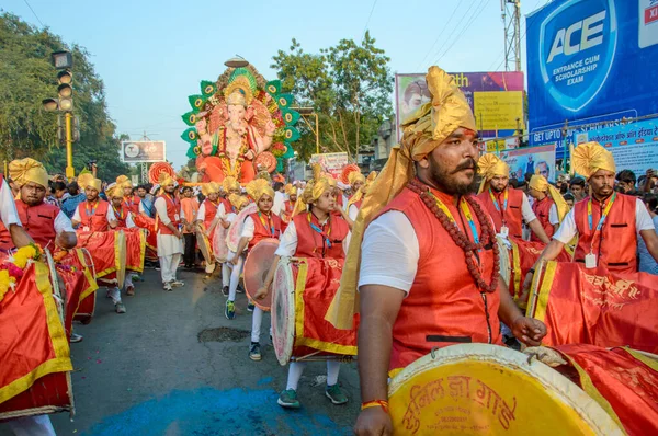 Amravati, Maharashtra, Indie - 27 września 2018: Tłum niezidentyfikowanych ludzi niosących hinduskiego Boga Ganeshę na zanurzenie w perkusji i muzyce na zbiornikach wodnych podczas festiwalu Ganesha. Doroczny festiwal. — Zdjęcie stockowe