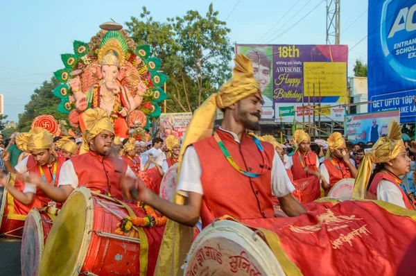 Amravati, Maharashtra, Indie - 27 września 2018: Tłum niezidentyfikowanych ludzi niosących hinduskiego Boga Ganeshę na zanurzenie w perkusji i muzyce na zbiornikach wodnych podczas festiwalu Ganesha. Doroczny festiwal. — Zdjęcie stockowe