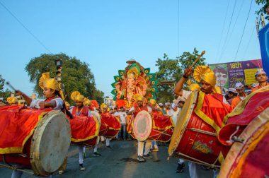Amravati, Maharashtra, Hindistan - 27 Eylül 2018: Ganesha festivali sırasında bateri ve müzik eşliğinde Hindu Tanrısı Ganesha 'yı taşıyan bir kalabalık. Yıllık festival.