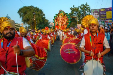 Amravati, Maharashtra, Hindistan - 27 Eylül 2018: Ganesha festivali sırasında bateri ve müzik eşliğinde Hindu Tanrısı Ganesha 'yı taşıyan bir kalabalık. Yıllık festival.