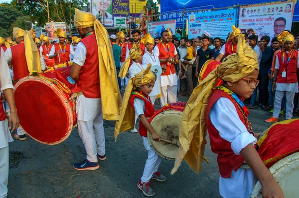 AMRAVATI, MAHARASHTRA, INDIA - 27 DE SEPTIEMBRE DE 2018: Multitud de personas no identificadas llevando al dios hindú Ganesha para su inmersión con tambores y música en cuerpos de agua durante el festival Ganesha. Festival anual . —  Fotos de Stock