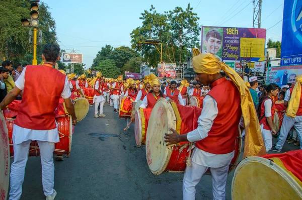 AMRAVATI, MAHARASHTRA, INDIA - 27 DE SETEMBRO DE 2018: Multidão de pessoas não identificadas carregando Deus Hindu Ganesha para imersão com tambores e música em corpos d 'água durante o festival de Ganesha. Festival anual . — Fotografia de Stock