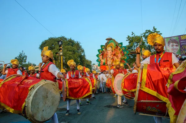 Amravati, Maharashtra, India - 27 September 2018: Πλήθος αγνώστων ατόμων που μεταφέρουν Hindu God Ganesha για εμβάπτιση με τύμπανα και μουσική σε υδάτινα σώματα κατά τη διάρκεια του φεστιβάλ Ganesha. Ετήσιο φεστιβάλ. — Φωτογραφία Αρχείου