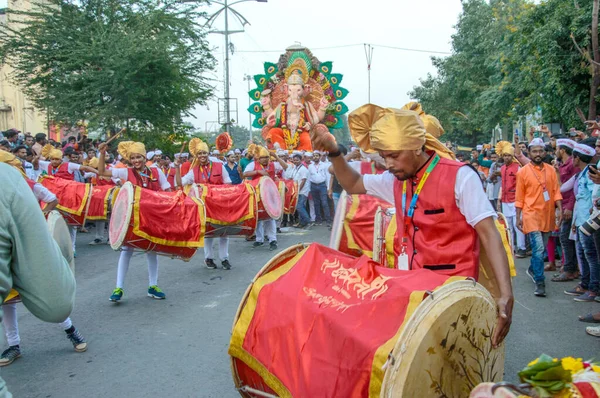 AMRAVATI, MAHARASHTRA, INDIA - 27 DE SEPTIEMBRE DE 2018: Multitud de personas no identificadas llevando al dios hindú Ganesha para su inmersión con tambores y música en cuerpos de agua durante el festival Ganesha. Festival anual . —  Fotos de Stock