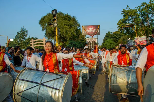Amravati, Maháráštra, Indie - 27. září 2018: Dav neidentifikovaných lidí nesoucích hinduistického boha Ganéšu k ponoření do bubnů a hudby na vodních tělesech během festivalu v Ganeše. Výroční festival. — Stock fotografie