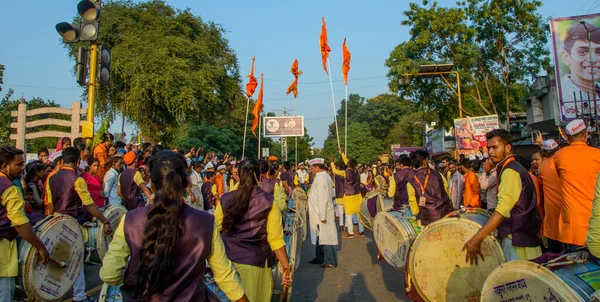 Amravati, Maharashtra, Hindistan - 27 Eylül 2018: Ganesha festivali sırasında bateri ve müzik eşliğinde Hindu Tanrısı Ganesha 'yı taşıyan bir kalabalık. Yıllık festival. — Stok fotoğraf