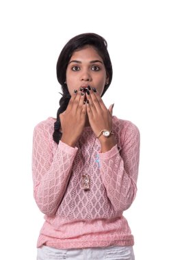 Beyaz arka plan üzerinde poz güzel genç kız.