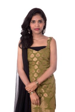 Beyaz arka plan üzerinde poz güzel genç kız