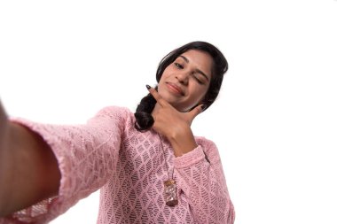 Mutlu genç kız almak selfie beyaz arka plan üzerinde gülümsemek