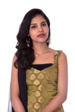 Beyaz arka plan üzerinde poz güzel genç kız