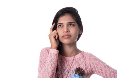 Beyaz arka plan üzerinde poz güzel genç kız.