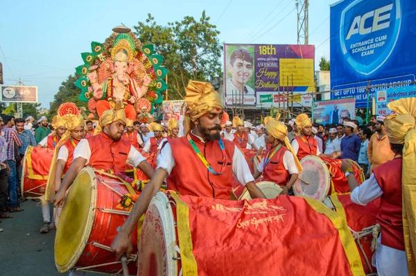 Amravati, Maharashtra, India - 27 September 2018: Πλήθος αγνώστων ατόμων που μεταφέρουν Hindu God Ganesha για εμβάπτιση με τύμπανα και μουσική σε υδάτινα σώματα κατά τη διάρκεια του φεστιβάλ Ganesha. Ετήσιο φεστιβάλ. — Φωτογραφία Αρχείου