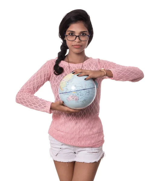 Hermosa chica sosteniendo un mundo globo aislado sobre un fondo blanco — Foto de Stock