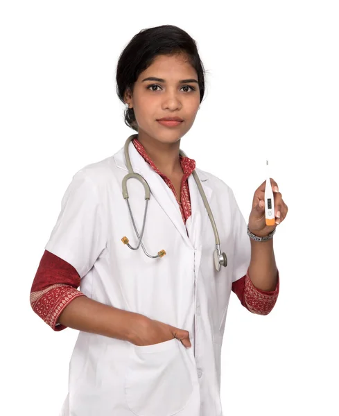 Женщина-врач с термометром на изолированном фоне — стоковое фото